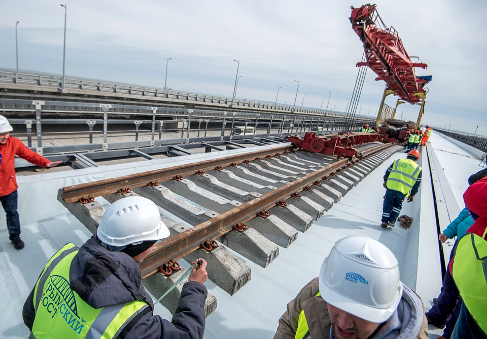 Строительство железнодорожной части Крымского моста, весна 2019 года.