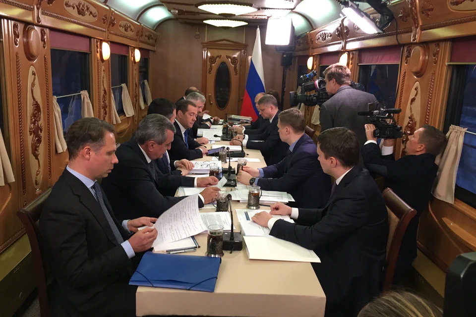 В дороге Медведев провел тематическое совещание - по инвестиционной программе РЖД и развитию железнодорожного транспорта.