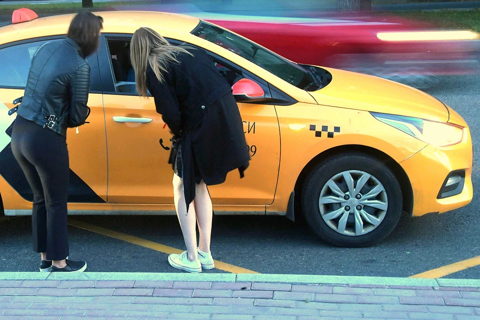 Минтранс предлагает запретить работать в такси осужденным по тяжким статьям.