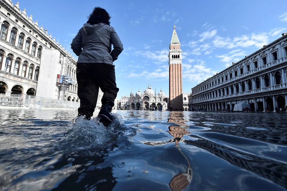 Почему Венеция затоплена водой?