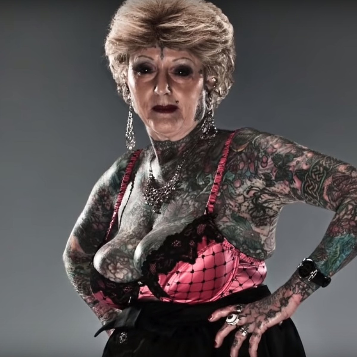 Бабушка сделала одинаковую татуировку с внучкой на свое летие - manikyrsha.ru | Новости
