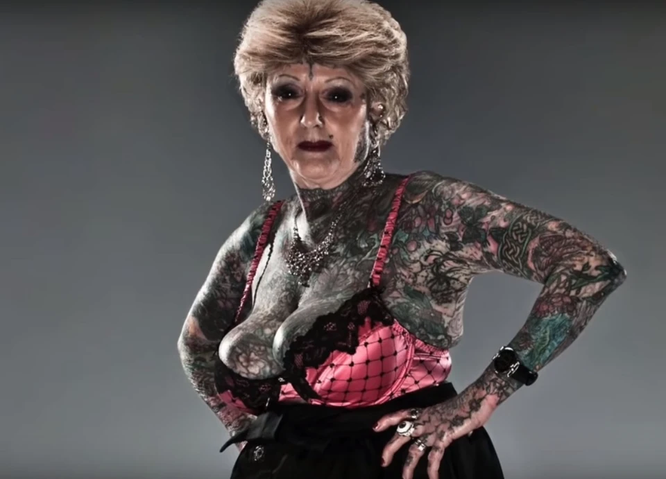 Шарлотт впервые попала в тату-салон в 50 лет