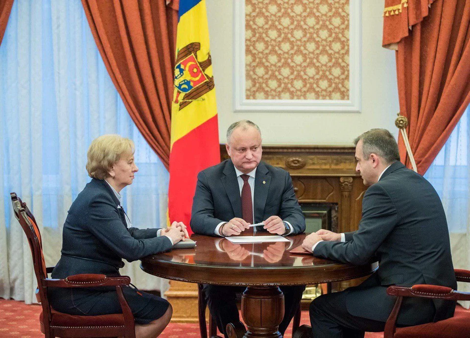 В Государственной резиденции президент Игорь Додон провел встречу с председателем парламента Зинаидой Гречаный и премьер-министром Ионом Кику.