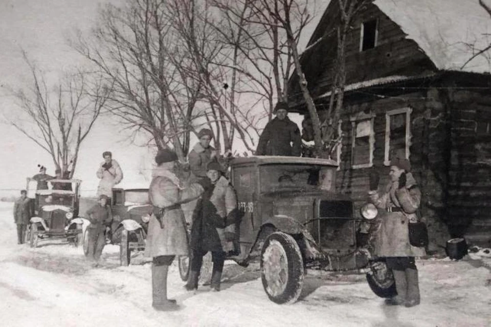 Колонна транспортных машин, 1943 год. На таком грузовике служил Григорий Мухортов.