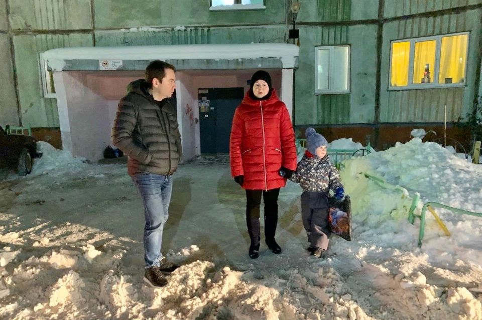 Андрей Чибис лично проверяет, как чистят дворы от снега. В некоторых - не пройти не проехать. Фото: пресс-служба правительства Мурманской области