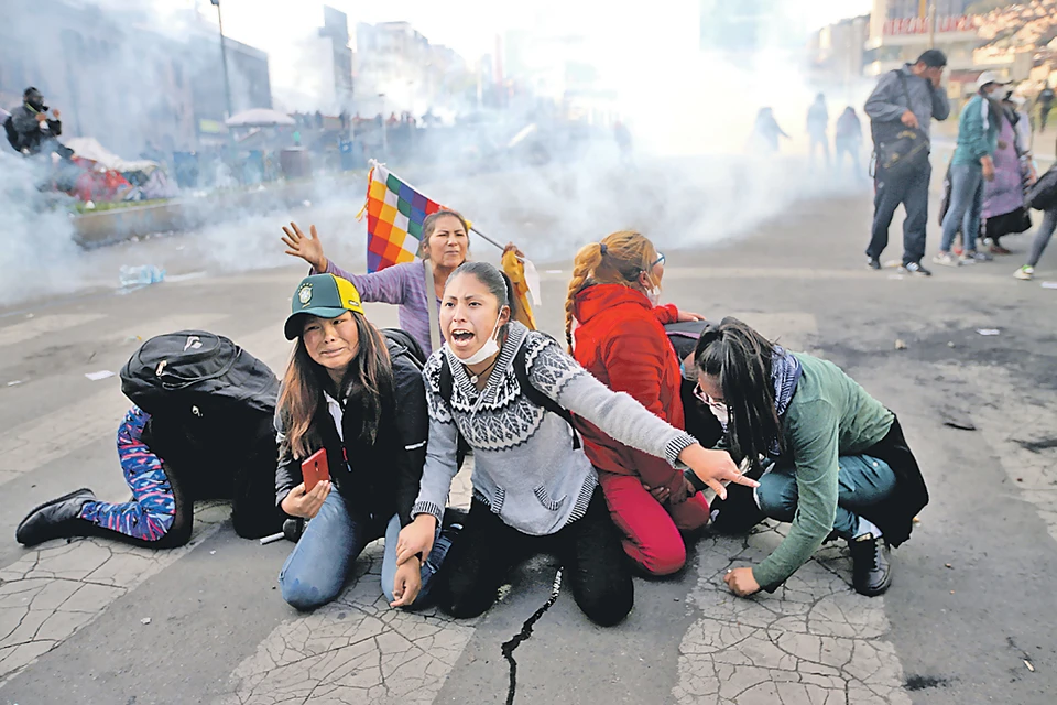 Сперва толпа скинула президента Боливии Эво Моралеса. Он бежал из страны. Но на улицы высыпали его сторонники (на фото). Теперь, наоборот, уже новые власти прессуют демонстрантов. И конца-краю этому латиноамериканскому сериалу нет.