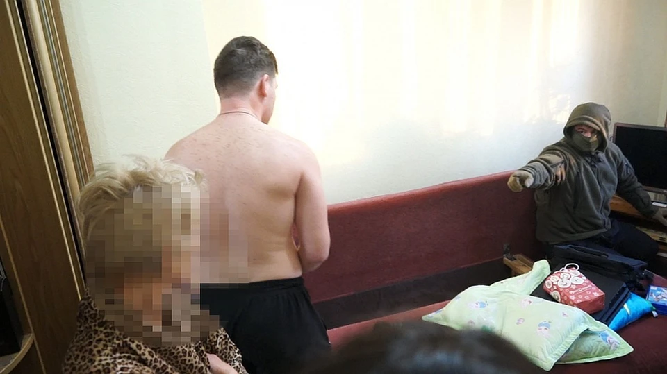К молодоженам нагрянули сотрудники полиции и Росгвардии. Фото: пресс-служба УМВД по ПК