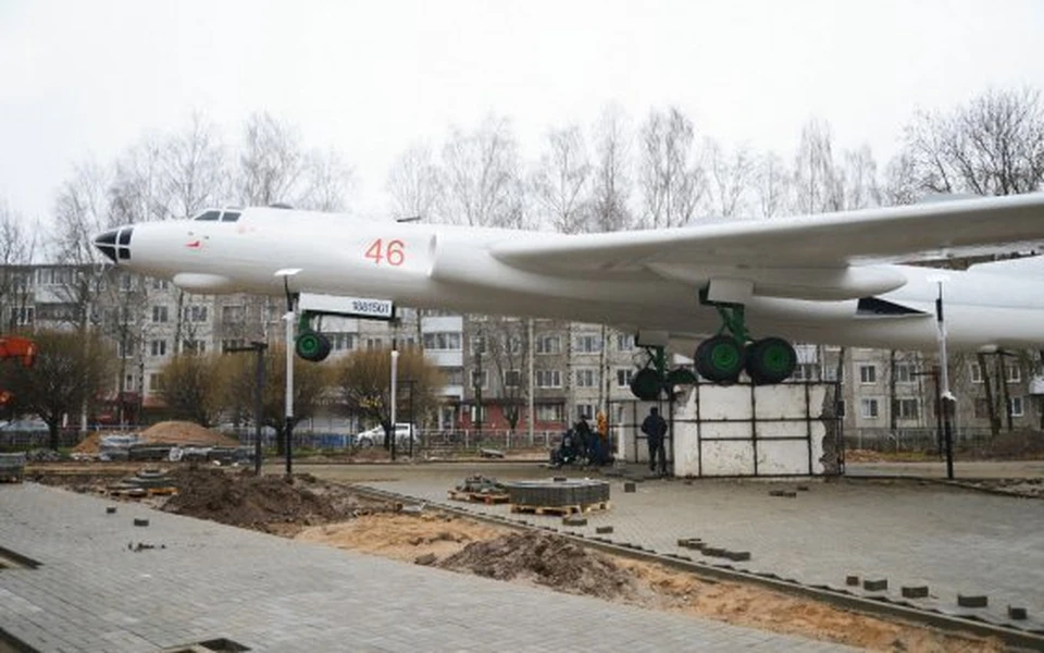 Самолёт ТУ-16 на улице Багратиона после покраски выглядит как новый.