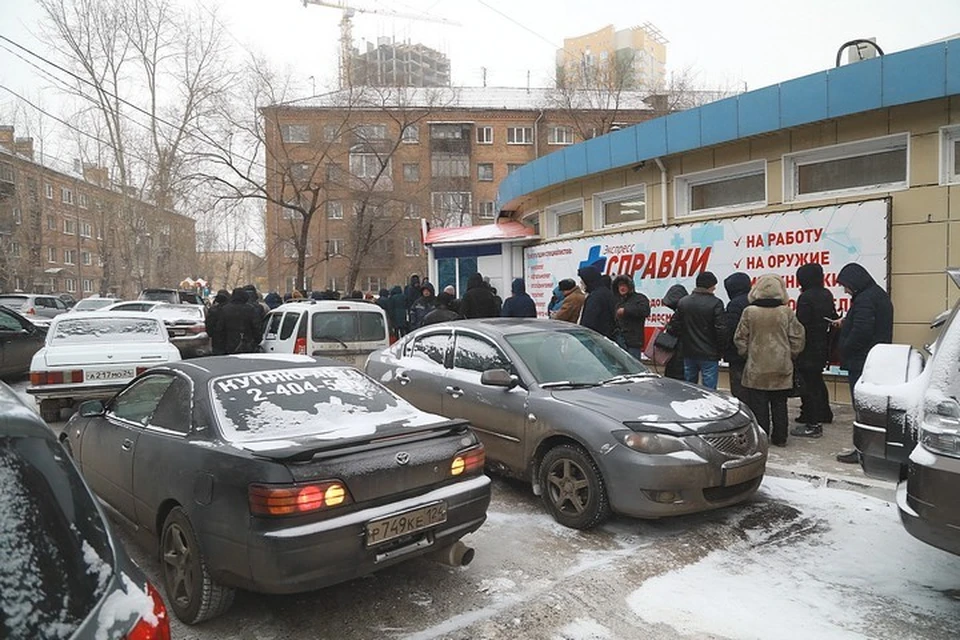 Красноярцы толпятся в очередях на получение дешевых справок для водительских прав