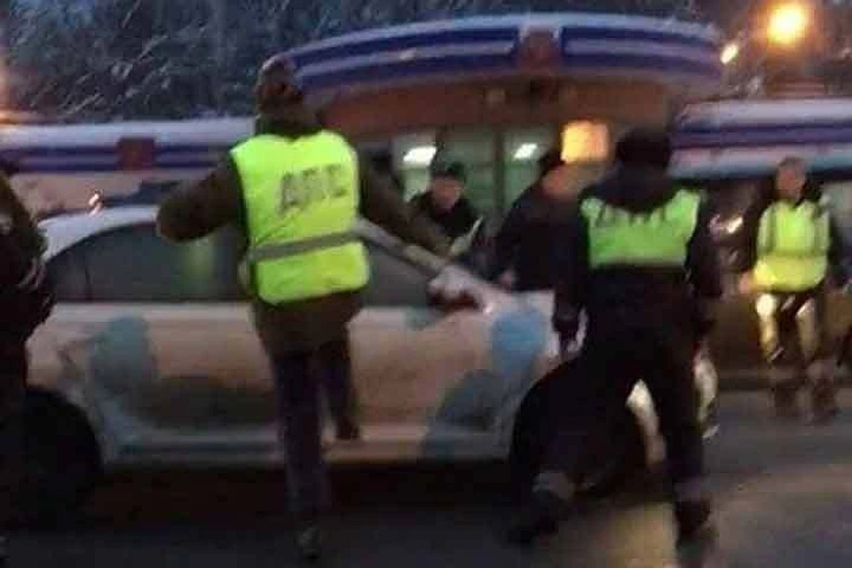 Автоинспекторы тщетно пытались открыть дверь машины