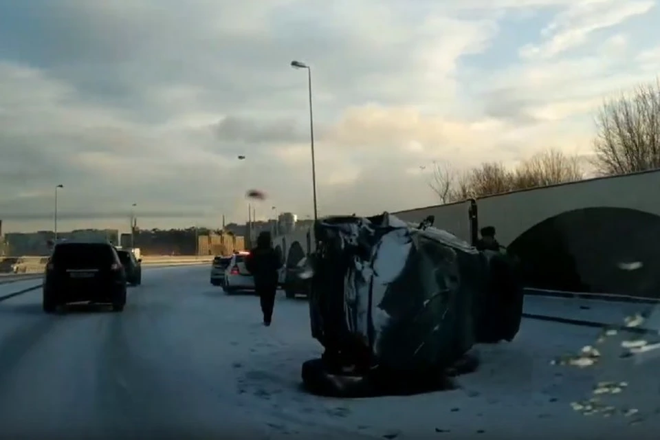Легковушка сбила пешеходов на Смольной набережной в Петербурге. Фото: скриншот видео.