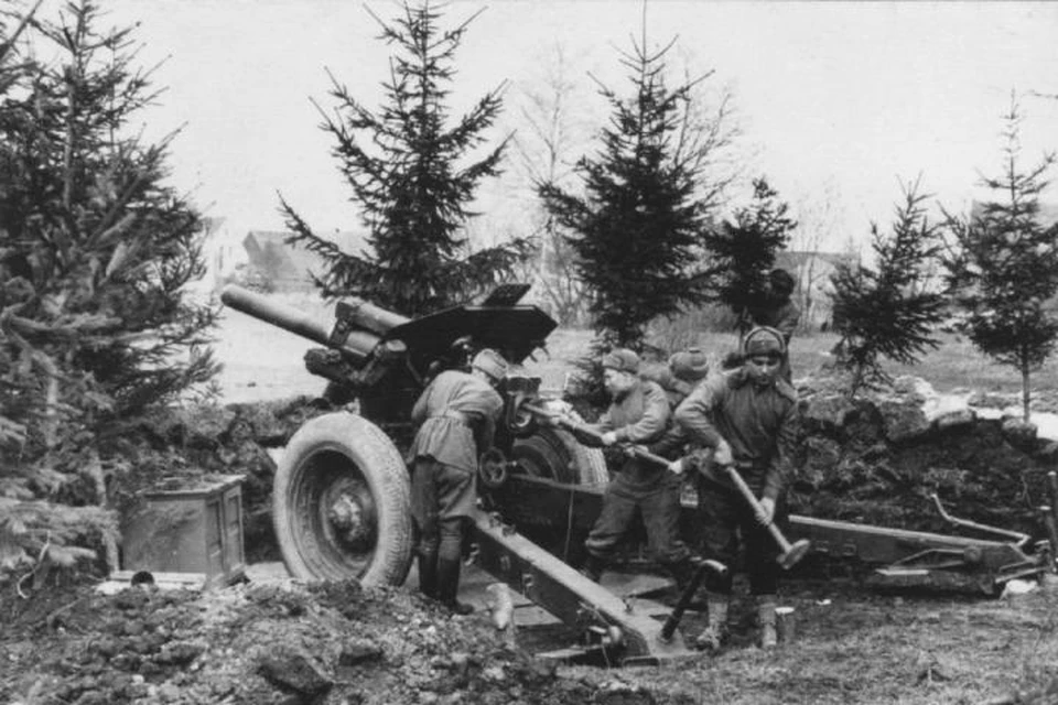 Артиллерийский расчет готовит к стрельбе 122-мм гаубицу образца 1938 года. Такими орудиями был укомплектован полк Матвеева.
