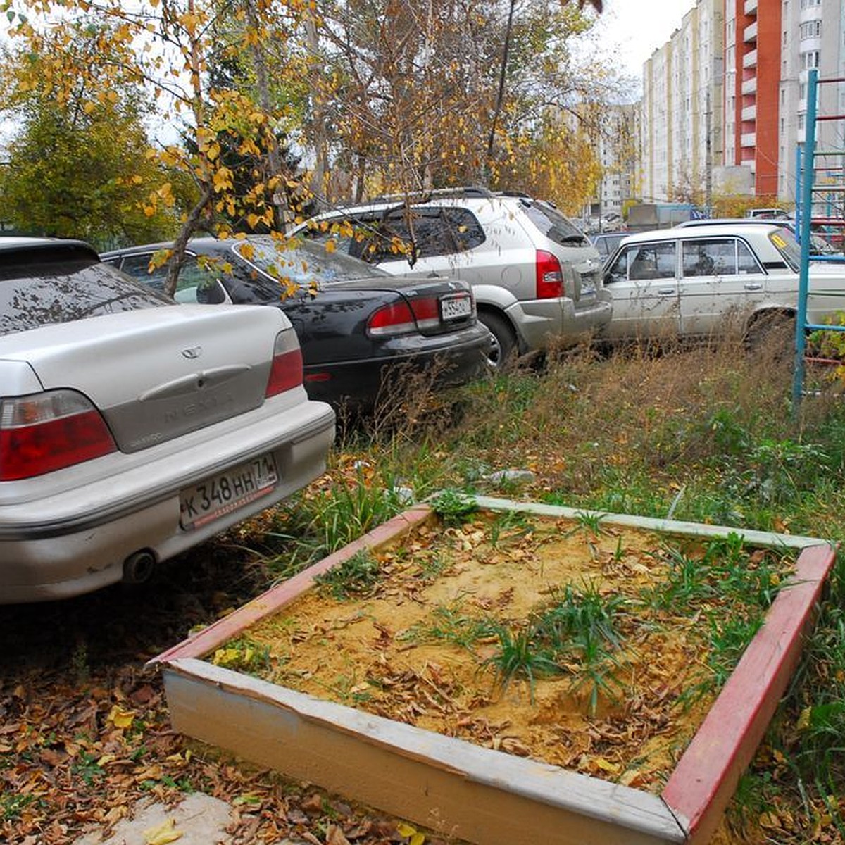 Тульских автовладельцев будут штрафовать за парковку на газонах и детских  площадках - KP.RU