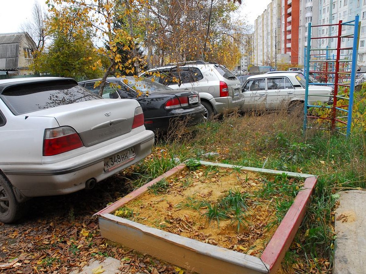 Тульских автовладельцев будут штрафовать за парковку на газонах и детских  площадках - KP.RU