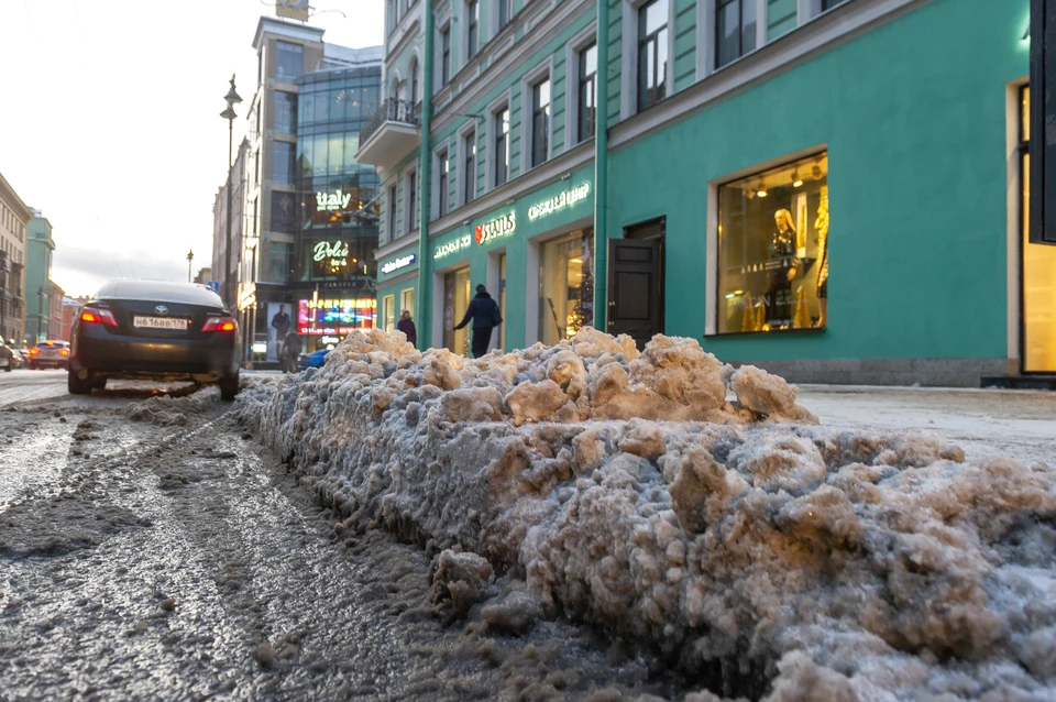 рассказываем, как пожаловаться на плохую уборку снега в Петербурге.