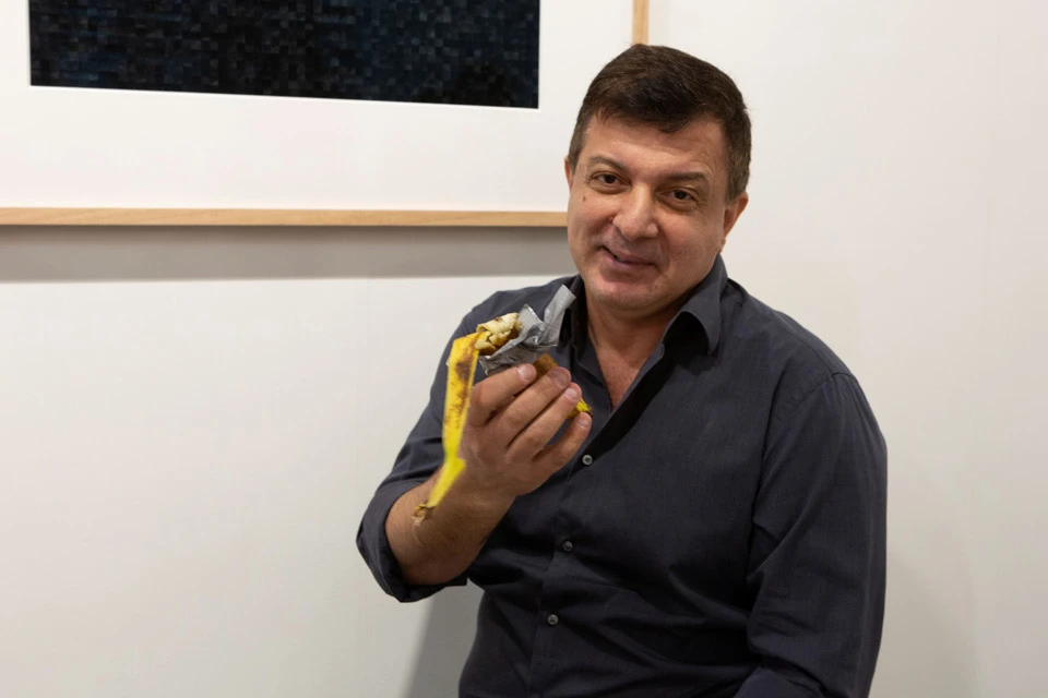 Художник Дэвид Датуна оторвал экспонат "Комик" банан и употребил на глазах изумленной публики.