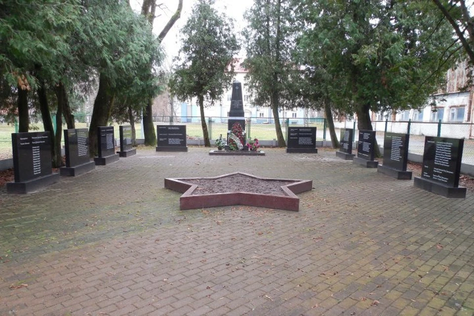 На воссозданном в 2012 году мемориале в Прегольском было место для дополнительных надгробий с эпитафиями. Непонятно, что столько лет мешало их установить.