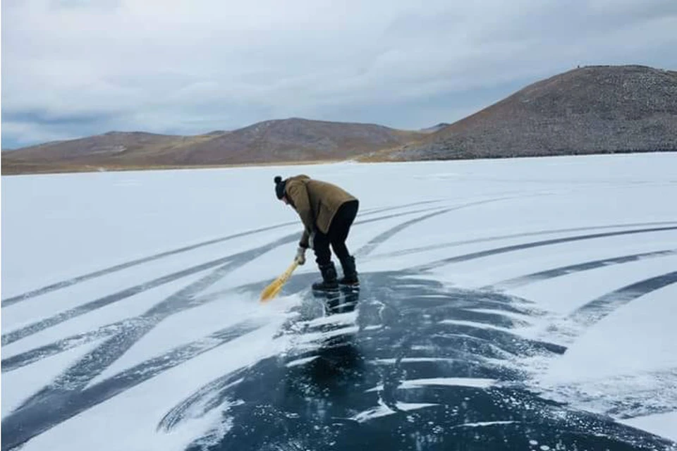 В ожидании туристов: сибиряки подметают лед на Малом море. Фото: Наталья Бенчарова.