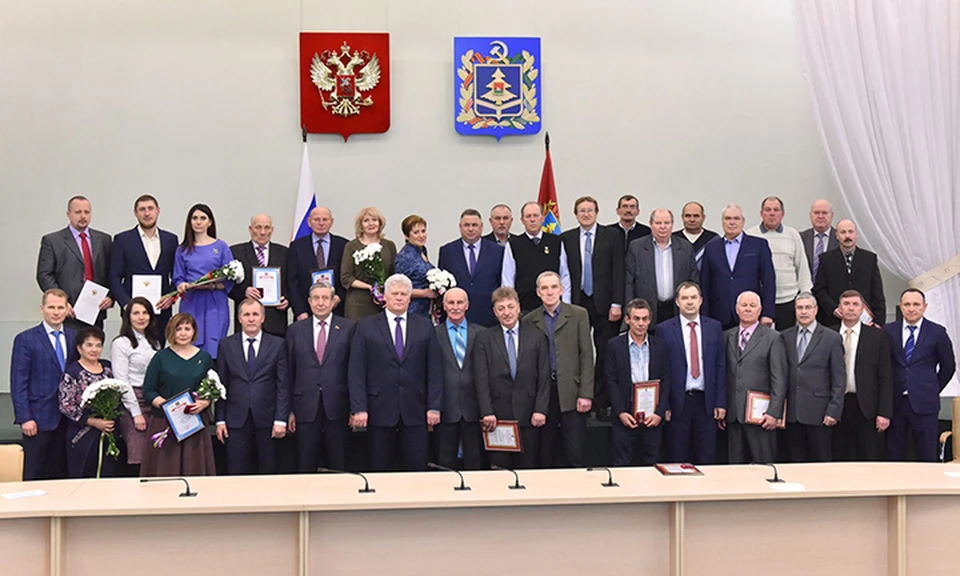 В Правительстве Брянской области ведомственные награды были вручены одиннадцати сотрудникам Брянскэнерго.