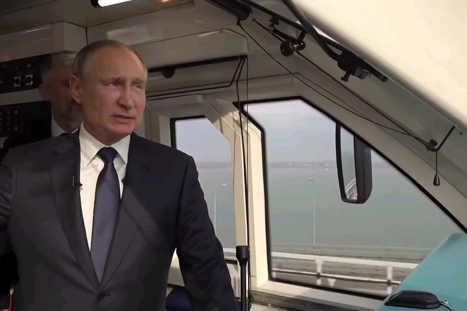 Владимир Путин открыл движение поездов по Крымскому мосту.