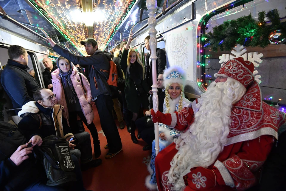 По традиции в праздничную ночь с 31 декабря на 1 января в Москве можно будет прокатиться на метро, МЦК, а также на ночных и самых популярных маршрутах наземки.