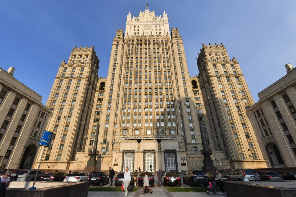 Шпиль на здании Министерства иностранных дел Российской Федерации отреставрировали два года назад. В том числе и часть фасада. По-прежнему много обсуждений, что не угадали с цветом.