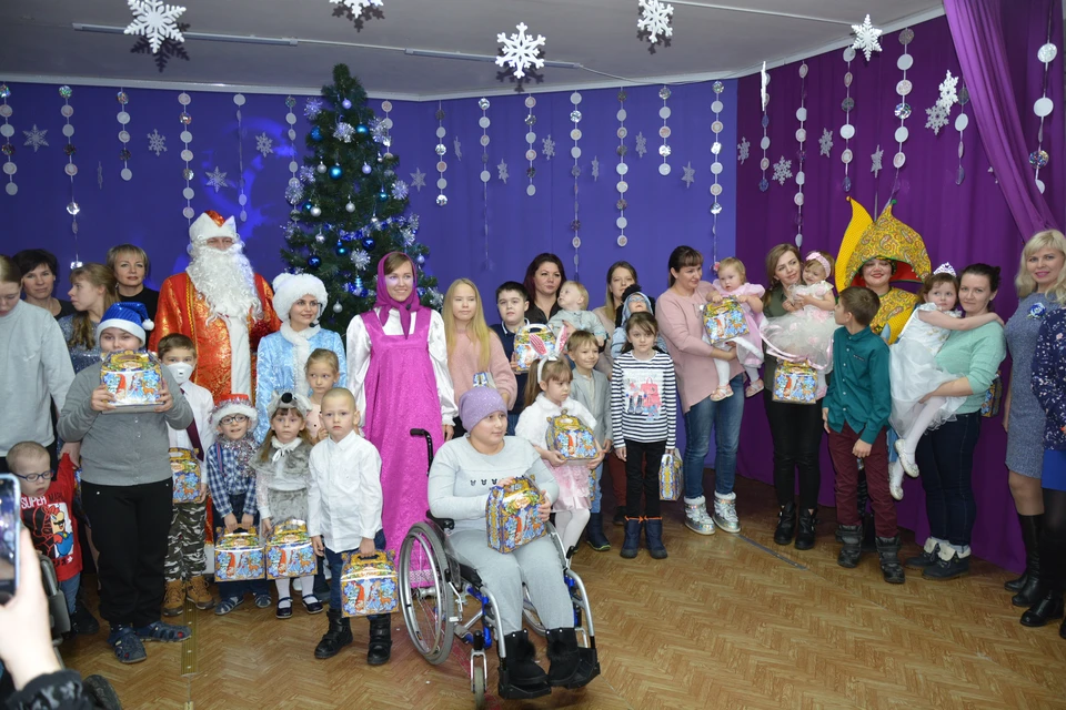 Подарки детям принес очень "энергичный" Дед Мороз. Фото: Жигулевская ГЭС
