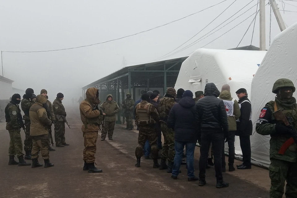 Украинских военнопленных группами заводят в палатки МЧС ДНР. Там они проходят процедуру верификации представителями Красного Креста