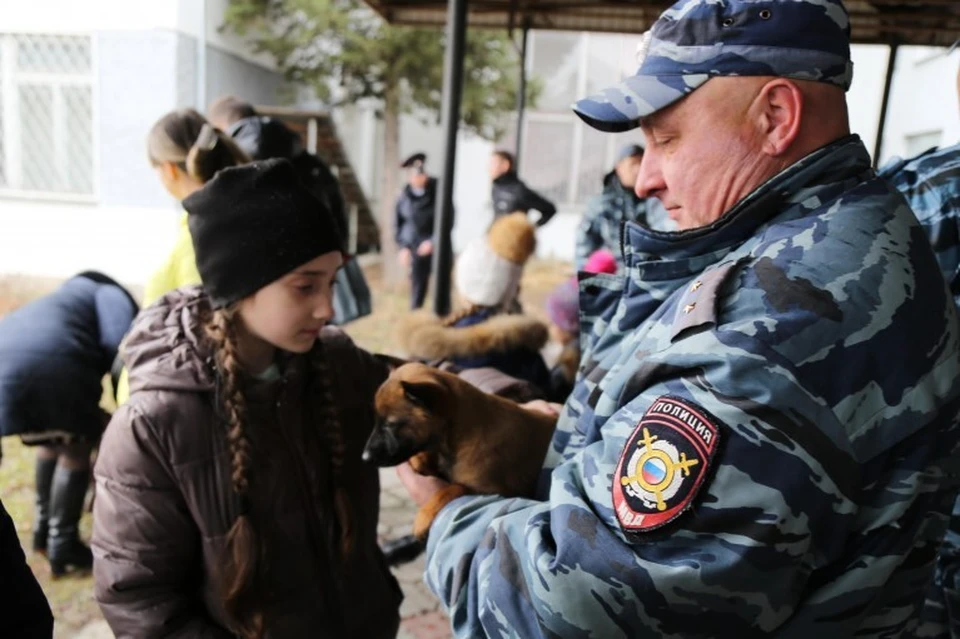 Анне Спириной подарили щенка. Фото: пресс-служба МВД по Республике Крым