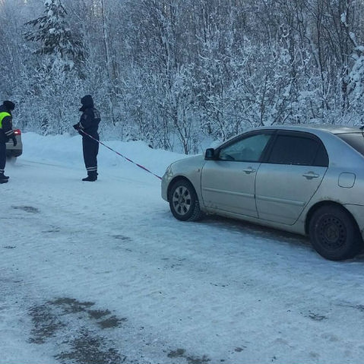 В 35-градусный мороз сломалась машина: замерзающую на трассе семью с  1,5-годовалым ребенком спасли полицейские из Братска - KP.RU