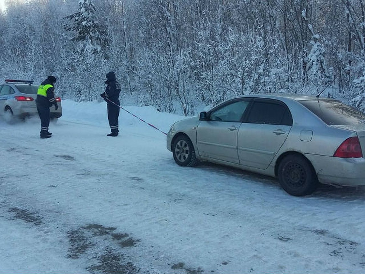 В 35-градусный мороз сломалась машина: замерзающую на трассе семью с  1,5-годовалым ребенком спасли полицейские из Братска - KP.RU