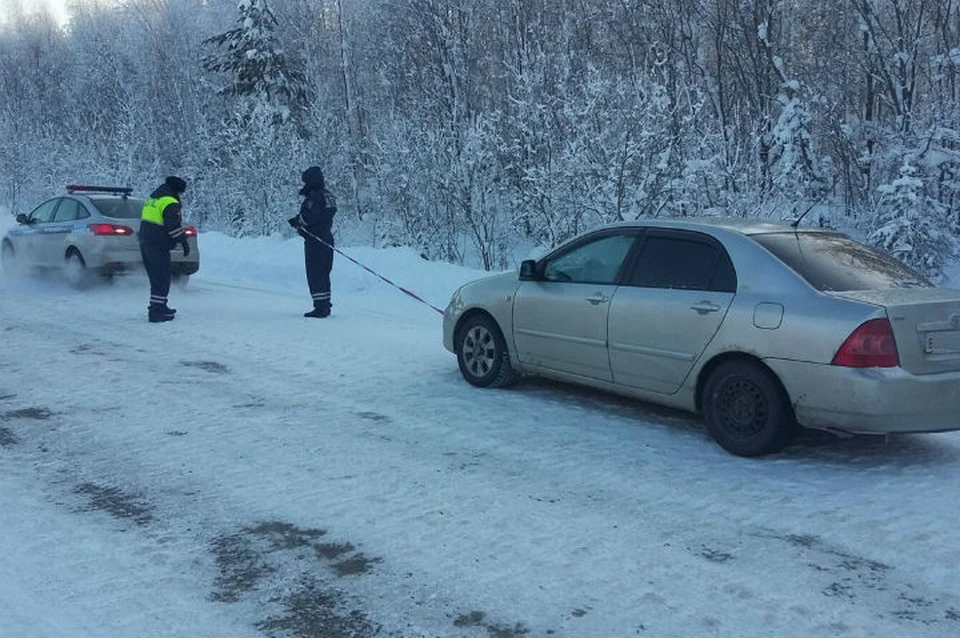 В 35-градусный мороз сломалась машина: замерзающую на трассе семью с 1,5-годовалым ребенком спасли полицейские из Братска. Фото: ГУ МВД России по Иркутской области.