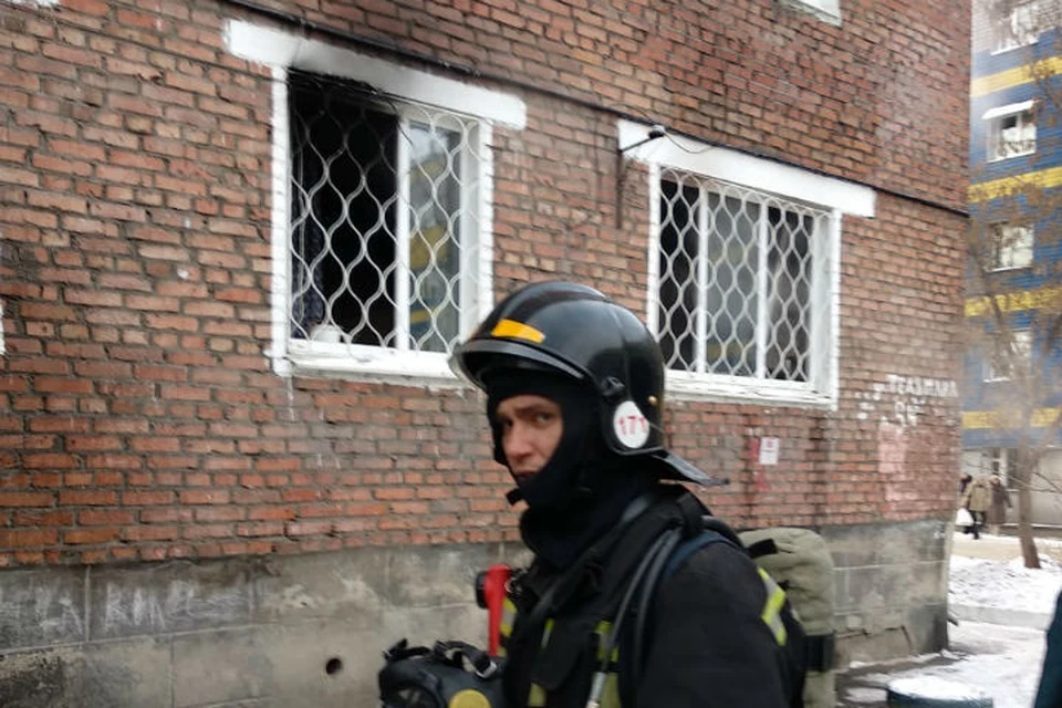 Пожар в Иркутске: 13 жильцов спасли из горящего дома. Фото: ГУ МЧС России по Иркутской области.