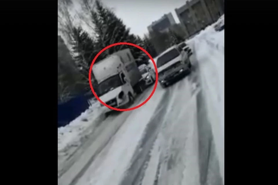 Водитель ГАЗели несколько раз специально врезался в седан. Фото: Кадр из видео