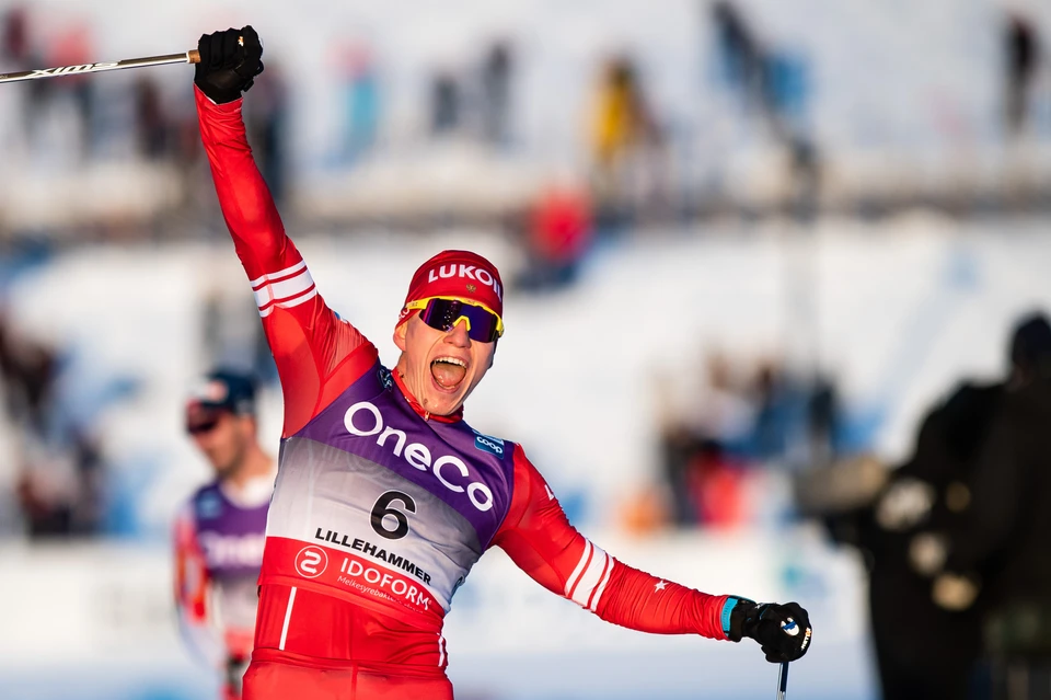 Александр Большунов ведет уверенную борьбу за победу на "Тур де Ски".