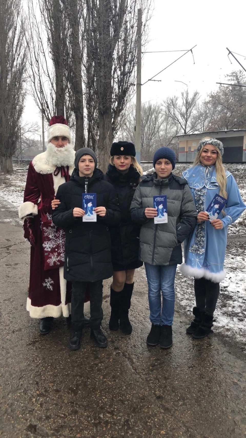 Полицейский Дед Мороз вышел на «народную тропу». Фото пресс-службы Белгородского ЛО МВД России на транспорте