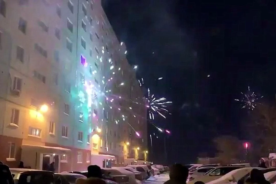 Любители праздника с огоньком «обстреляли» окна многоэтажки.