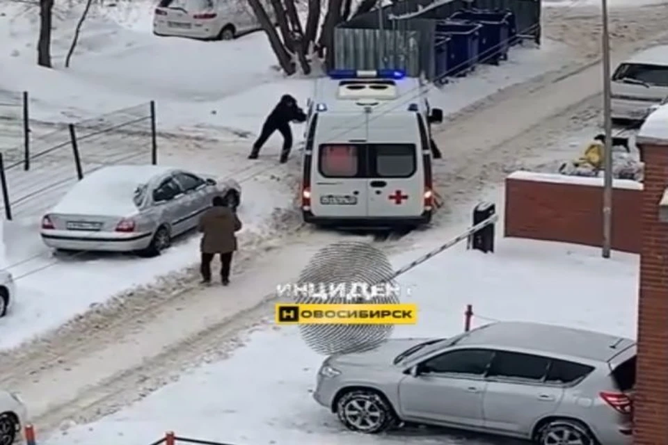Очевидцы бросились помогать. Фото: «Инцидент Новосибирск».