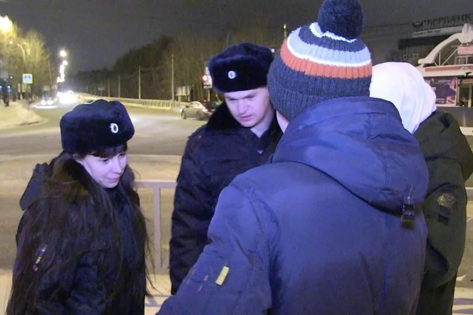 Полиция крылова. Полиция Екатеринбург. Операция Комендантский патруль. Фандера полиция Екатеринбург. Подростки гуляют ночью в селе со спины полиция.