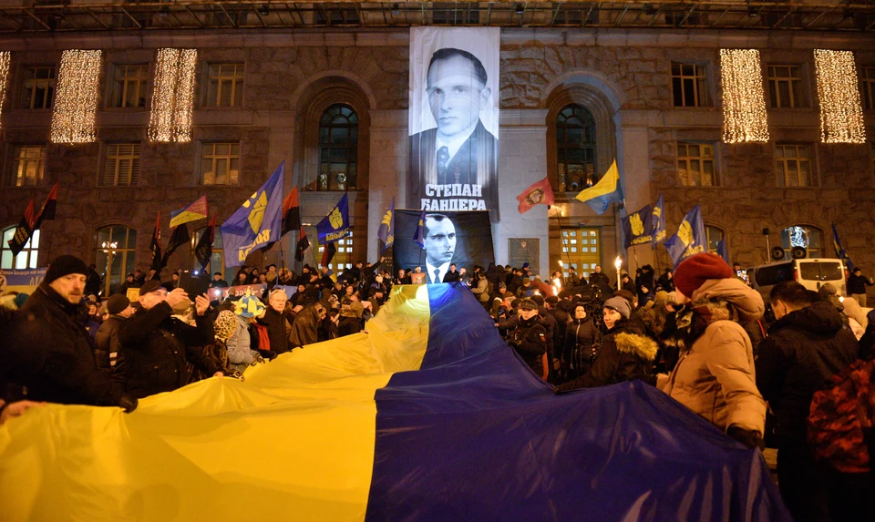 Украинские националисты начали Новый 2020-й год с факельного шествия в честь день рождения Степана Бандеры.