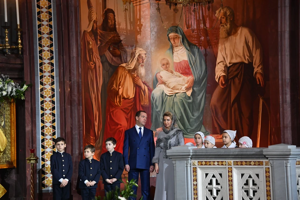 Премьер-министр РФ Дмитрий Медведев с супругой традиционно встречают Рождество Христово в храме Христа Спасителя