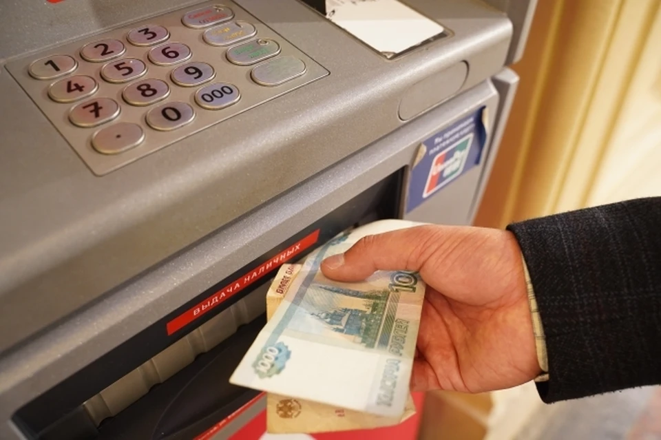 Кемеровчанин снял с чужой карты 100 тысяч рублей