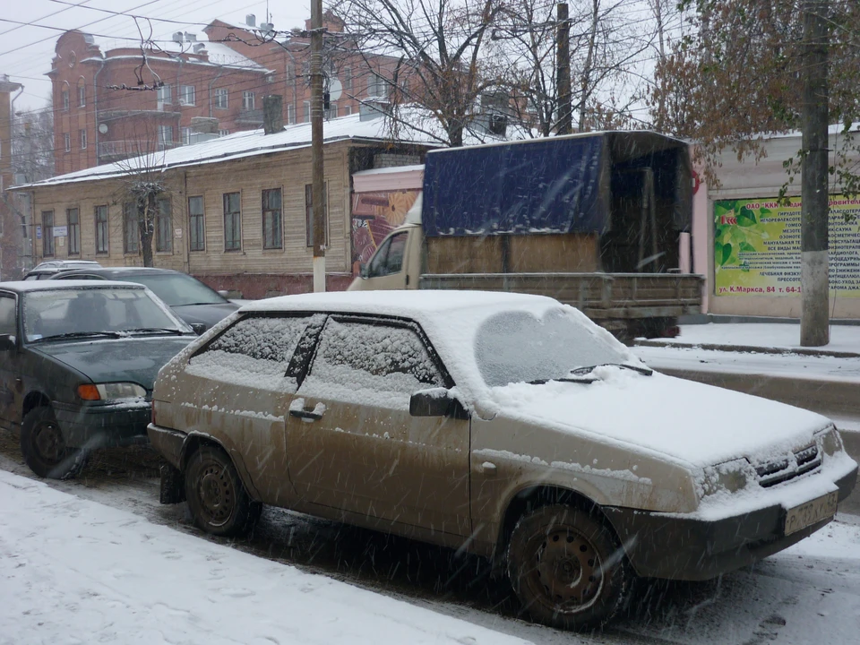 Администрация города настоятельно просит всех автовладельцев не оставлять свои транспортные средства вдоль дорог и на тротуарах.