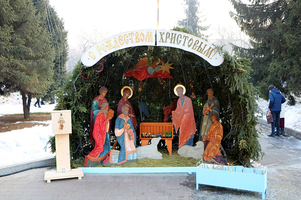 Вертеп у Вознесенского собора с изображением младенца Иисуса, Иосифа и Марии, являющийся символом Рождества