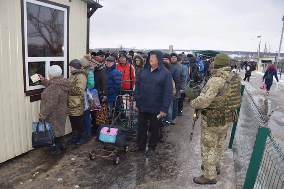 Большинство переселенцев на самом деле продолжают жить в ДНР и ЛНР и ездят на Украину за своими пенсиями. Фото: Пресс-центр штаба ООС