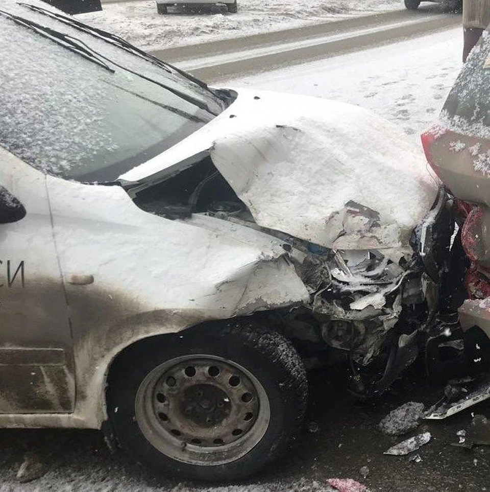 Водитель автомобиля "Датсун" отвлекся за рулем и устроил серьезное ДТП