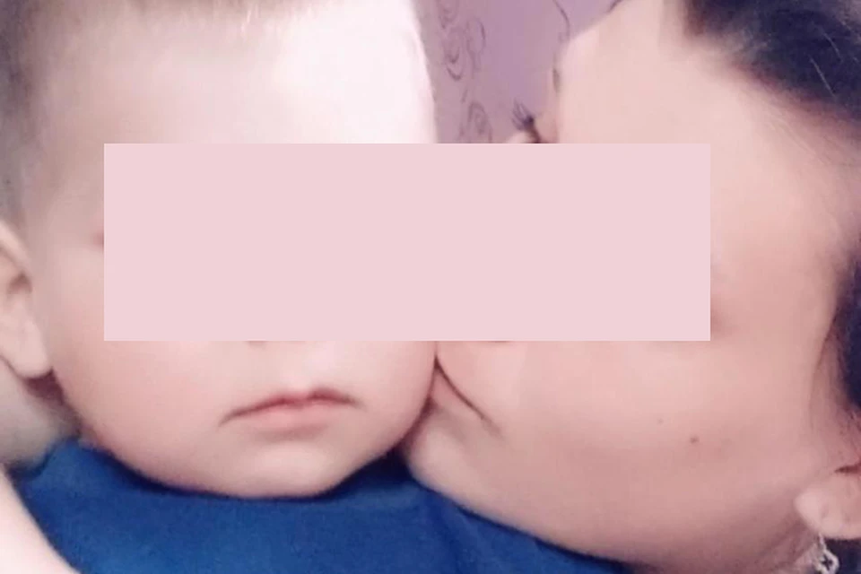 За два дня до трагедии Алена выложила в соцсеть серию фотографий, где она нежно обнимает и целует сынишку. Фото: страница в соцсети "Одноклассники".