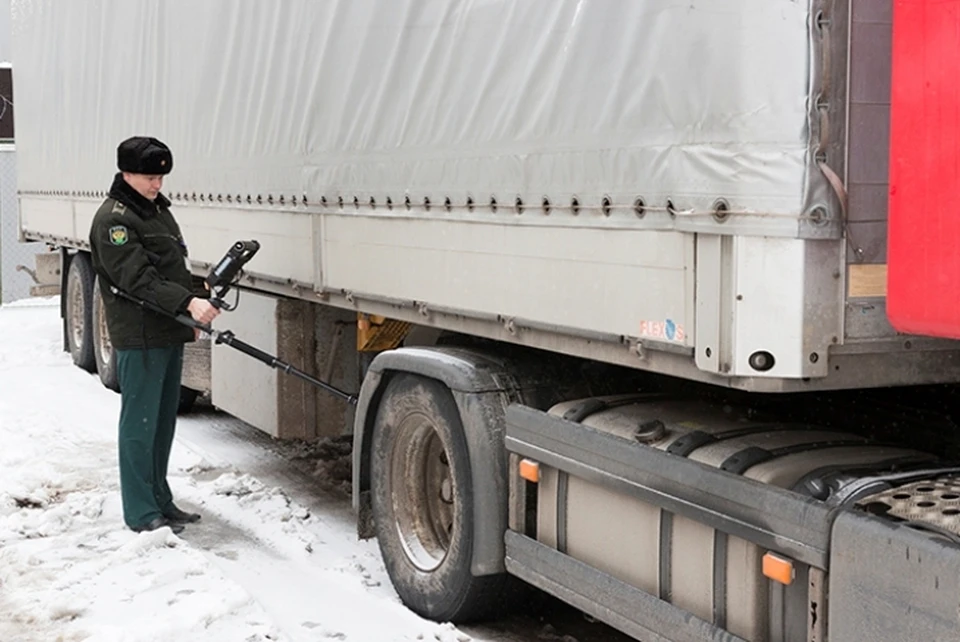 Два грузовика остановили в Брянской области вернули Беларусь, а еще два – находятся на проверке.
