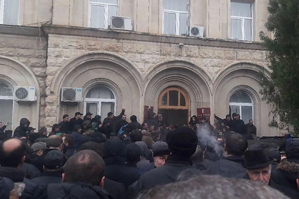 Лидер Абхазии отказался уходить в отставку, несмотря на призыв местного парламента