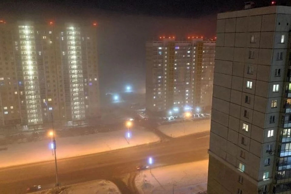 Два дня назад из-за белой пахучей пелены в воздухе егаполис напоминал город из фильма ужасов. Фото: группа "Наш Челябинск" vk.com